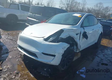 2024 Tesla Model Y Long Range Single Motor Rear-Wheel Drive/Rwd z USA, uszkodzony, nr VIN 7SAYGDED3RF093468